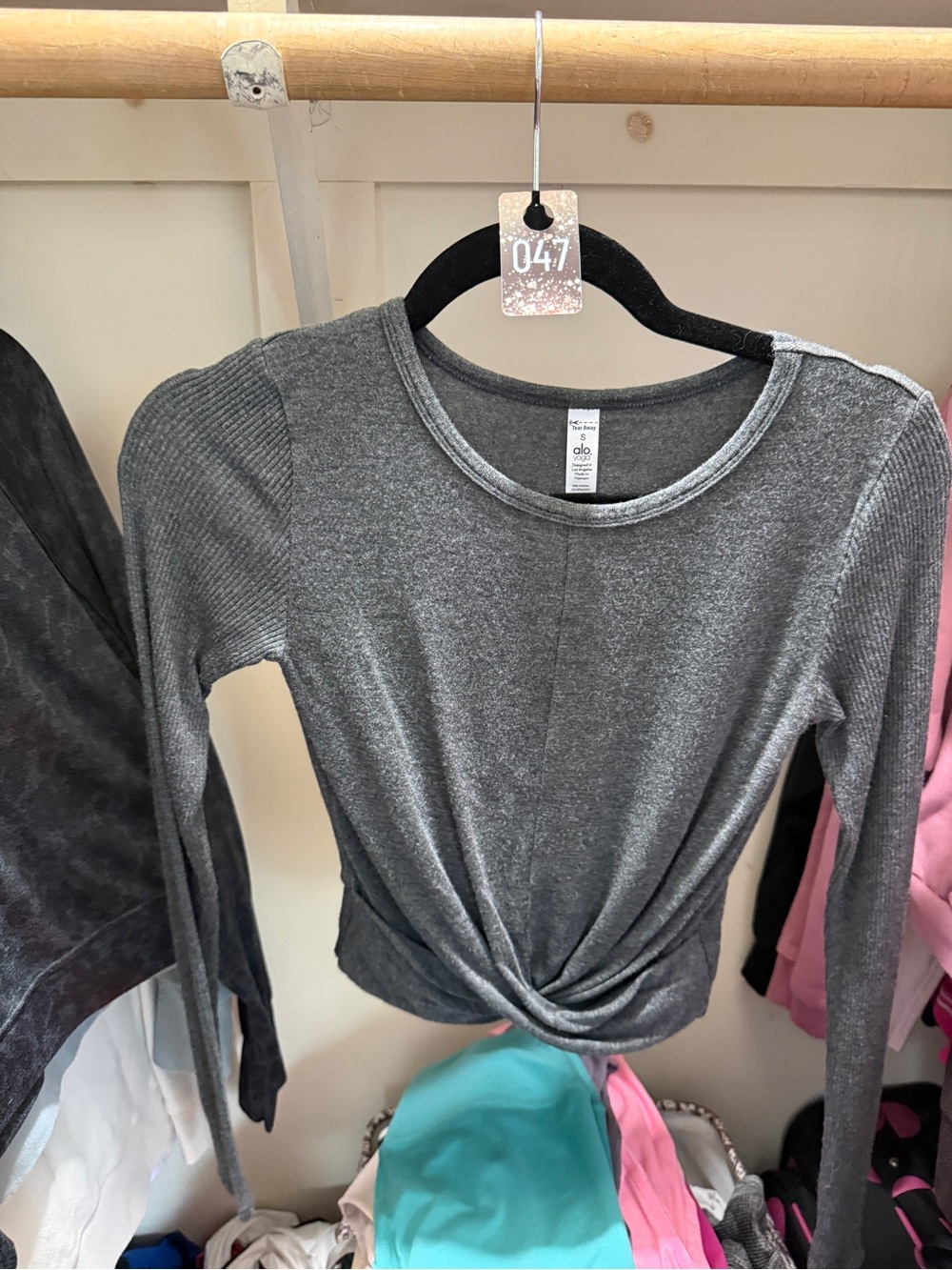 047 ALO Yoga Women's Charcoal Twist-Front Long Sleeve Crop Top